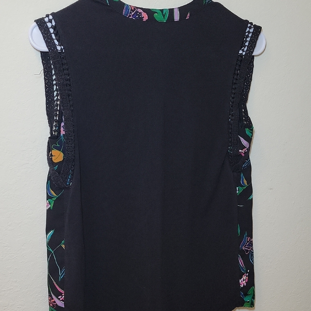 Elegant Black Floral Blouse - Picture 3 of 4